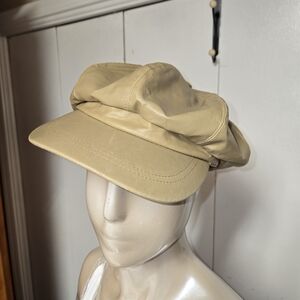 Super cute tan faux leather newsboy / baker boy hat with a soft slouchy fit 🤎